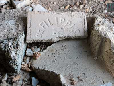 ...siamo riusciti a scovare sul pavimento ricoperto di rifiuti alcune lastre con su inciso il nome della celebre ditta